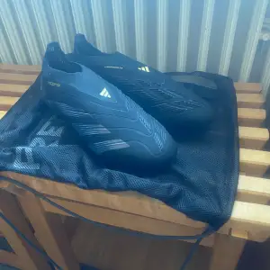 Hej säljer mina adidas predator elite LL FG fotbollsskor helt nya alldrig använt kommer direkt från butiken men är i fel storlek där av priset! Priset är ej hugget i sten kp för mer information!