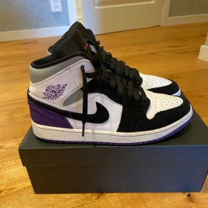 Jordan 1 Mid SE Purple - Säljer mina Jordan 1 Mid SE Purple eftersom inte använder längre, skicket ligger på en 8/10 så väldigt bra skick. Skorna är i storlek 44. 1 100 kr