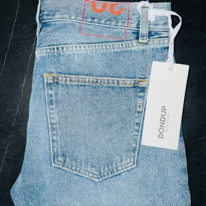 Dondup Jeans - Vi säljer nu dessa feta dondups Storlek: W33 Pris: 1199:- Skick: 10/10 Hör av er vid frågor eller funderingar!