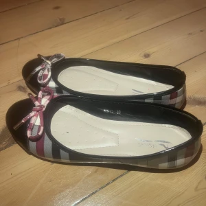 Rutiga ballerina skor -  Glansiga Röd rutiga ballerina skor perfekta för hösten! Perfekt skick i storlek 39! Hör av er vid frågor eller fler bilder 💕