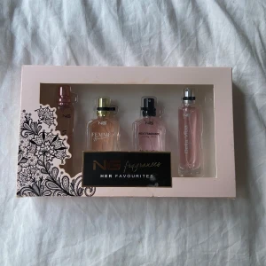 Parfymset från NG Fragrances - Säljer ett superfint parfymset från NG Fragrances som heter 'Her Favourites'. Setet innehåller fyra olika dofter: Phenom, Femme, Best Fragrance och Bella Vida. Varje flaska är 15 ml och kommer i en snygg rosa förpackning med blommönster. Perfekt för att testa nya dofter eller ge bort som present!