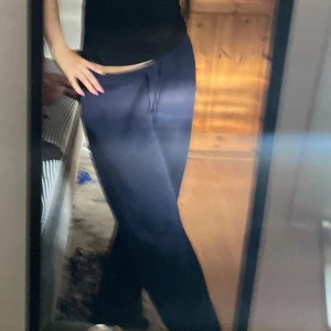 Mjukisbyxor  - Använd ett par gånger men byxorna är i nyskick. Köpte för ungifär 1 år sen. Dem är i storlek L, Nypris; 300