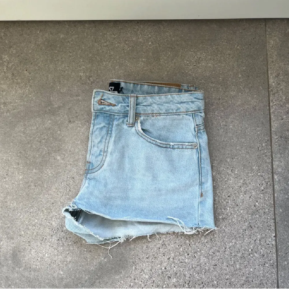 Jättefina jeansshorts från lager! . Shorts.