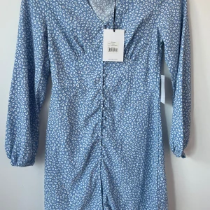 Nelly klänning  - Ny aldrig använd klänning från Nelly, en lättlagad defekt (se bild 3)🤍