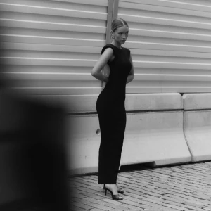 Ávora klänning - Ávora klänning  Aldrig använd!!  Vadderade axlar med öppen rygg 