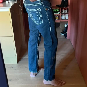 True religion stl 31 - Som nya  Mått Innerben 77cm Midja 42cm Ytterben 102cm  Jag är 191cm så de e lite för korta för mig 