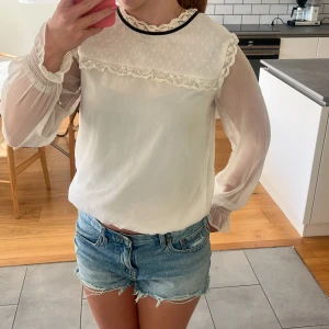 Jätte fin blus - Säljer denna jätte fina vita blusen från Lindex💕 den är i storlek 158/164 men passar mig som är storlek S💕är i bra skick💕skriv för mer bilder