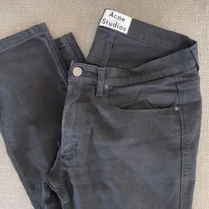 Ett par svarta Acne Jeans i storlek 32/34 i bra skick. Skriv om du har frågor!