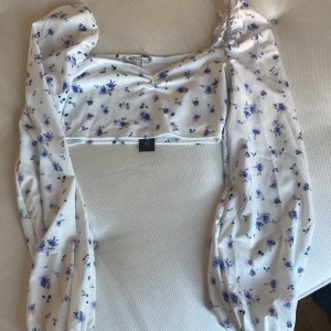 En blommig sommar topp  - Nyskick, aldrig använd. Xs från Nelly 