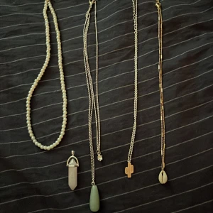 Halsband  - Nästan aldrig använda. Pärlhalsband 30, rosenkristall hänge 20, grönahalsbandet 30, kaktushalsband 30, snäckhalsband 30. Alla tillsammans för 120. Tre tillsammans för 70kr. Priser går att diskutera!