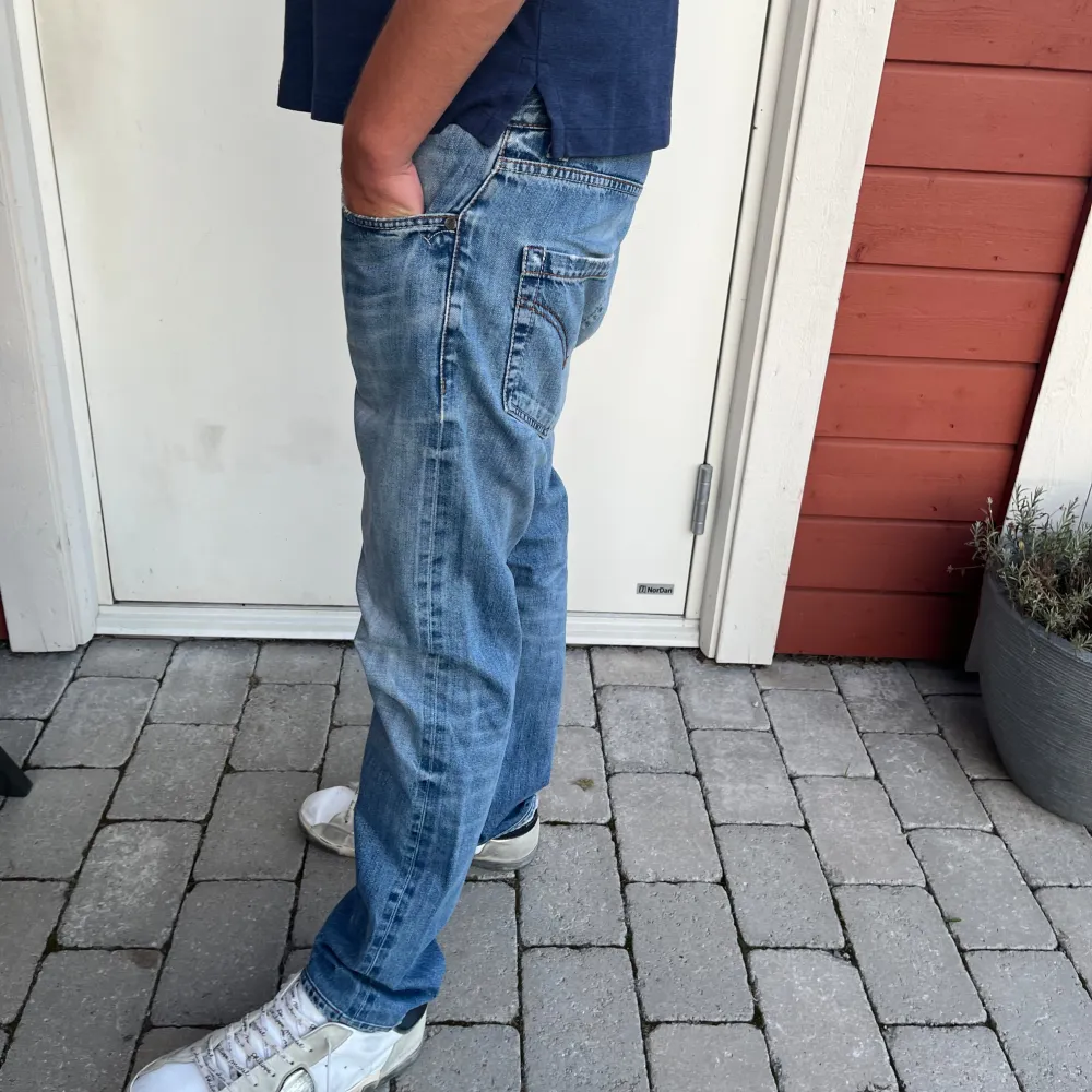 Hej! Vi säljer nu dessa feta Dondup Jeansen |  Skick 9/10 | inga difekter | storlek 33 | jeansen säljs nu för endast 799kr! | jeansen sitter slim fit modellen är 181 cm lång |  skriv vid minsta fundering⭐️. Jeans & Byxor.