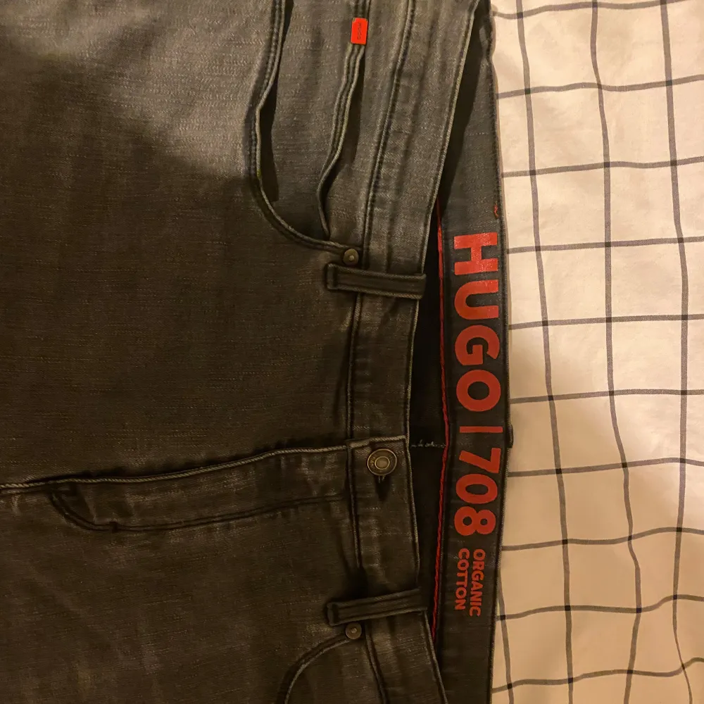 Hugo Boss Jeans i perfekt skick. Mörk Grå färg. Slim Fit. . Jeans & Byxor.