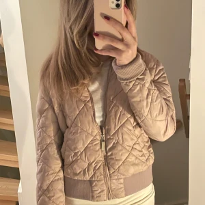 Vårjacka - Säljer en jättefin jacka, perfekt till hösten! Väldigt bra skick och använd ett fåtal gånger 💝