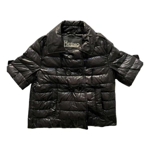 Herno Trekvartsärmad jacka - Intressekoll på denna svarta trekvartsärmade pufferjackan jackan från Herno. Kom jätte gärna med prisförslag!❤️❤️