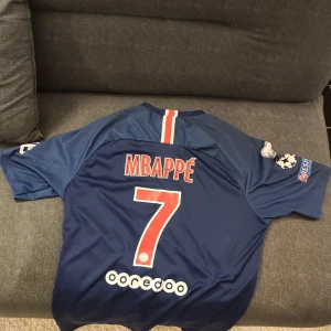 PSG Mbappe tröja  - Hej! Bara testats, inte används alls. 