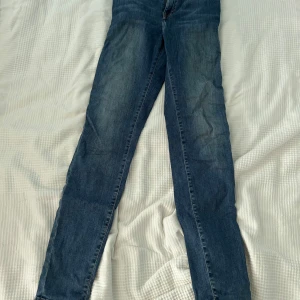 Blå jeans i storlek S - Säljer ett par klassiska blå jeans i storlek S. Jeansen har en liten fläck på baksidan, men det påverkar inte användningen. 