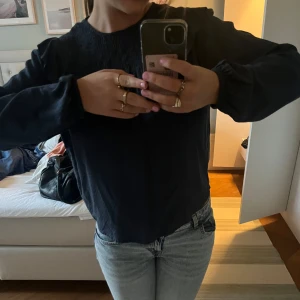 Blus - En superfin marinblå blus med volang på axlarna!