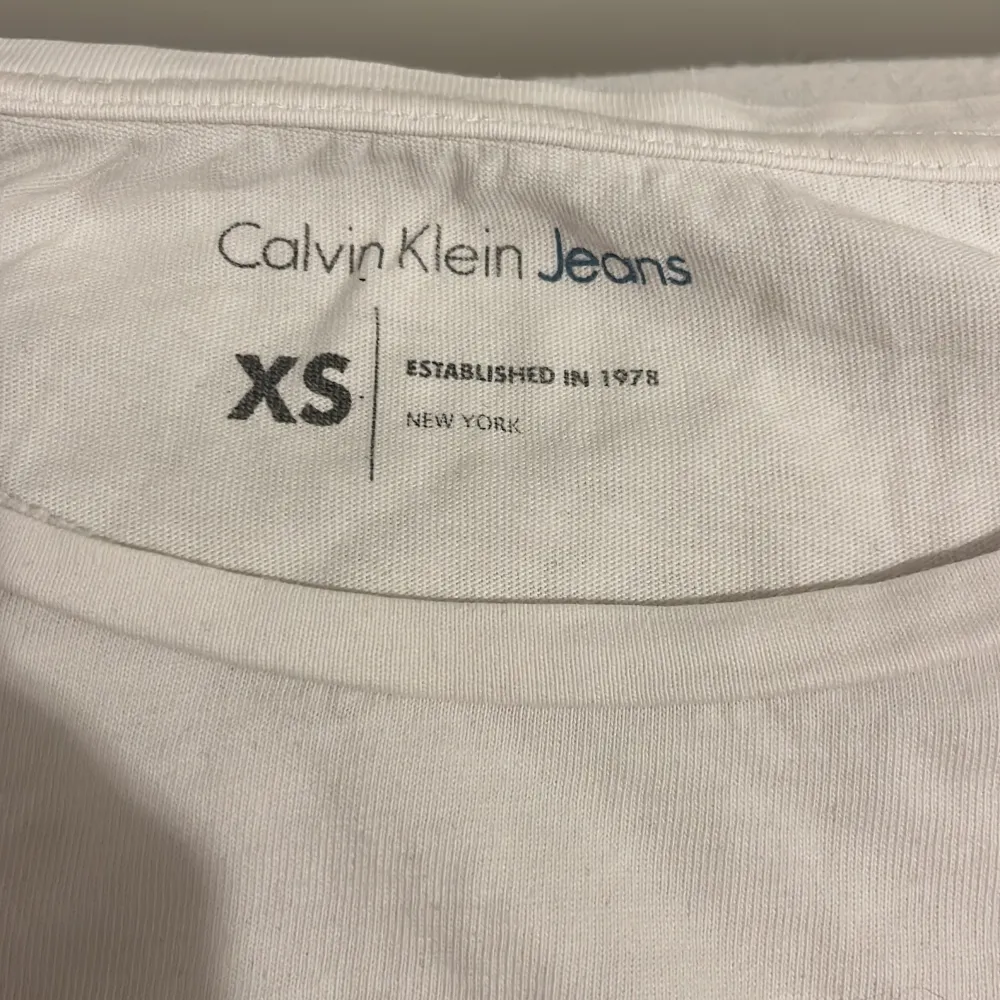 Säljer min Calvin Klein tröja då att jag inte använder den längre. Inga skador eller fäckar. . Tröjor & Koftor.