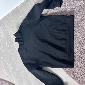 Fin hoodie  - Väldigt bra skick, jättefin passform. 