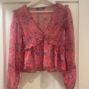 Blommig blus - Säljer nu denna jättefina blus då den tyvärr är för liten för mig. Hör av er för fler bilder och info!