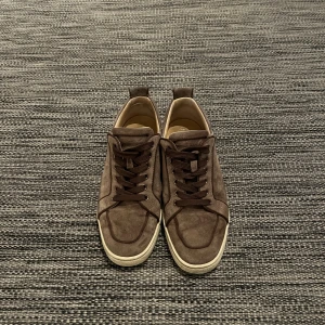 Christian Louboutin  - Tjena säljer ett par extremt snygga loubs utan spikar. Mockan på dom är som ny skick. Dustbag ingår vid köp och det är stolek 40 men passar 41