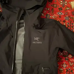 Arcteryx Beta LT, XL i färgen svart. Helt ny, aldrig använd bara testad men var för stor för mig. Vattentät.