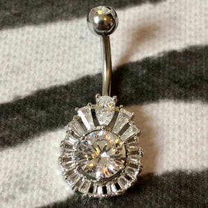 Jätte vackert ny piercing  - Den är stl 12 mm  Kirurgisk stål  Jätte vackra kristaller som glittrar jätte mycket  Den är märke Indi bra kvalitet och allergisäker 