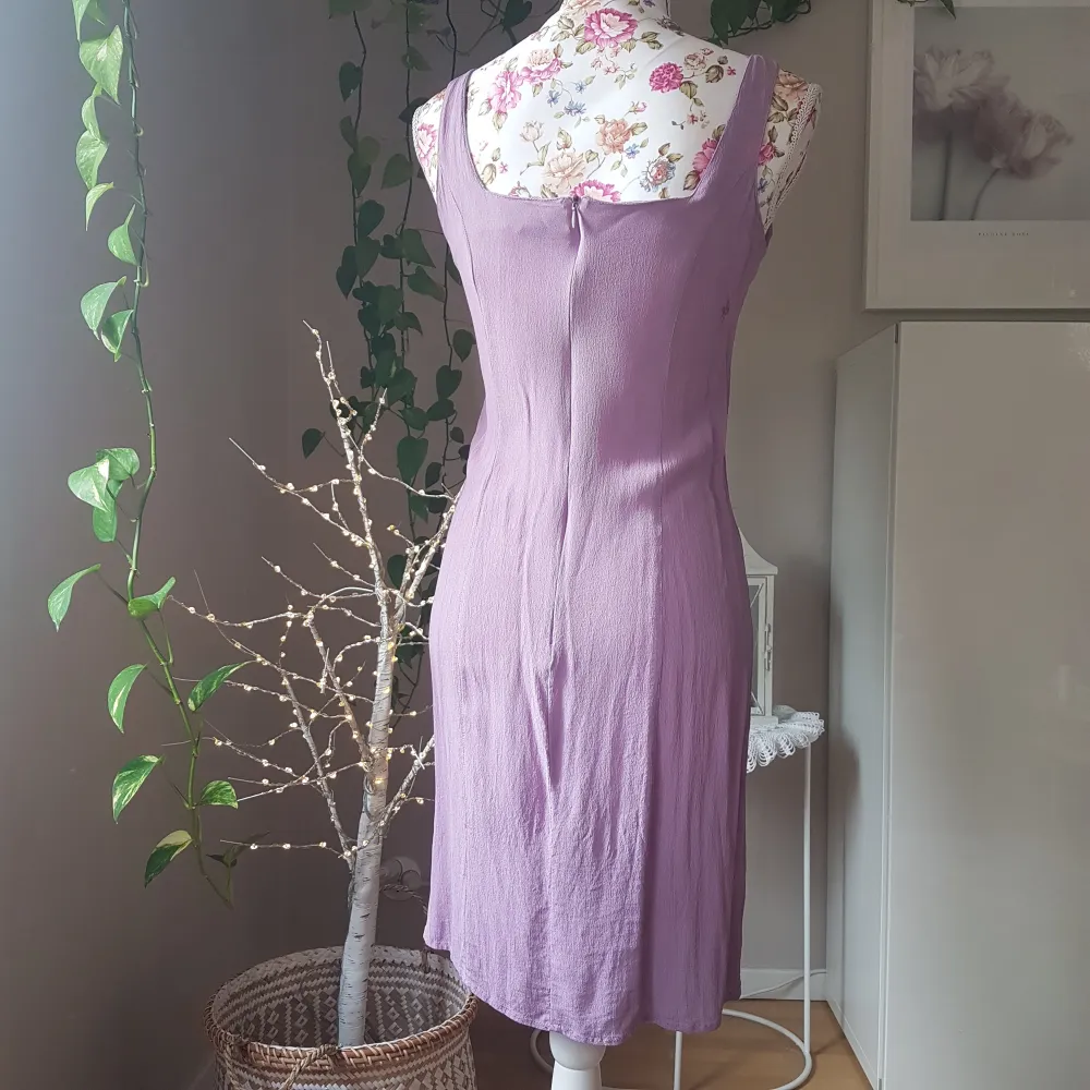 Lavendel-lila, använd ett fåtal gånger. Broderier, dragkedja i ryggen. Bild 5 är mest korrekt i färg. ~ STOR rensning & klänningsbonanza i min shop ~ Välj 5 för 100kr oavsett pris, skicka medd/lämna som prisförslag (gäller där det står) ~. Klänningar.