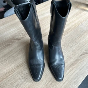 Cowboy stövlar   - Stövlar från veromoda, storlek 39. Jättefint skick. Använda fåtal gånger.    Klacken är ca 7cm. Från sula till skaft ca 31cm höga.   Nypris 1495kr