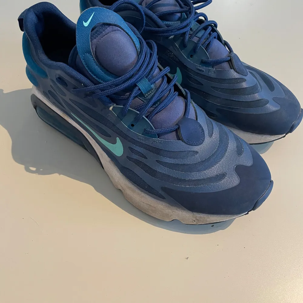 Nike air mörkblåa skor. Användes max några gånger men dem är i mycket bra skick. Mycket bra kvalite som gör att dem håller länge och inte går isönder.. Skor.