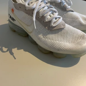 Off-white nike skor.  - Nike off-white skor som knappt är använda 5 gånger. Dem är i mycket bra skick och inget är isönder på dem.
