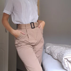 Bruna byxor - Bruna byxor från Mango i storlek XS med tillhörande skärp. Något kortare än "vanliga" byxor.