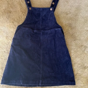 Manchesterkläning  - Manchseterkläning från monki använd några gånger. Axelband går att justera. 