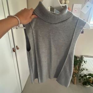 StickatLinne me krage 💕 - Säljer detta så fina stickade linne från zara, aldrig använd då jag inte gillar hur den sitter på mig💕