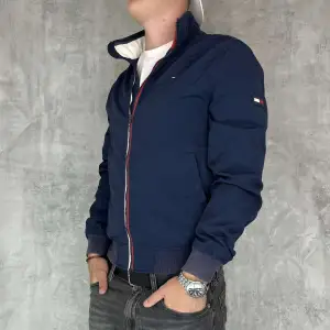 Tommy Hilfiger Jacka  - Pris: 349kr - Modell: 180cm 70kg - Bra skick utan defekter - Storlek: S - Original förpackning tillkommer inte 