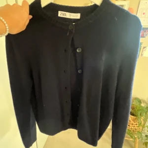 Marin blå kofta💕 - Säljer denna super fina marinblåa koftan från zara, knappt använd💕