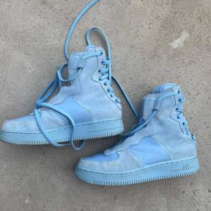 En annorlunda version av nike air force 1!  Snörena är långa och knyts runt fotleden. Sällan använda (har vissa fläckar men sysn inte vid användning). Mycket cool färg som toppar många outfits😄 