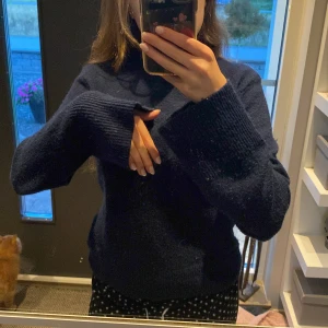 Blå Stickad Tröja - Jättemysig, men tyvärr kommer den inte till användning 🩷 Lite nopprig