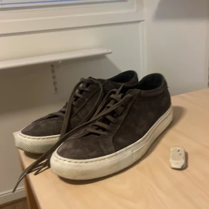 Common projects low achilles - Storlek 42 kartong hänger med och snören och påse om jag hittar, fint skick använda några veckor max