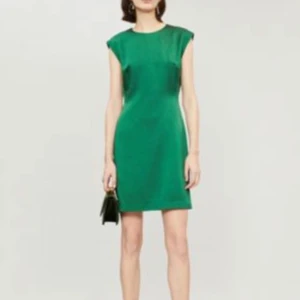 Miniklänning Theory - Mycket fin miniklänning från Theory strl 2 hade sagt att det motsvarar en XS. Nypris 5400kr. Använd endast några få gånger. Tyvärr så har den inte kommit till så stor användning för mig och hoppas att den får en ny ägare.  Se mina övriga aktioner! ❤️