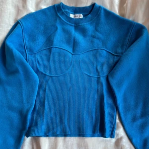 Stickad tröja  - Blå stickad tröja med korsettdetaljer. Mango, XS