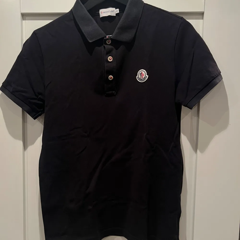 Yo säljer denna Moncler pike/polo, självklart 100% äkta!   (lite utvätad) . Skjortor.