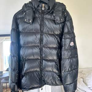 Moncler dun jacka storlek 3 (M/L)  I använt skick. Hål på baksidan finns (se bild , sydd)  Hål i fickan finns och det går att sy enkelt.