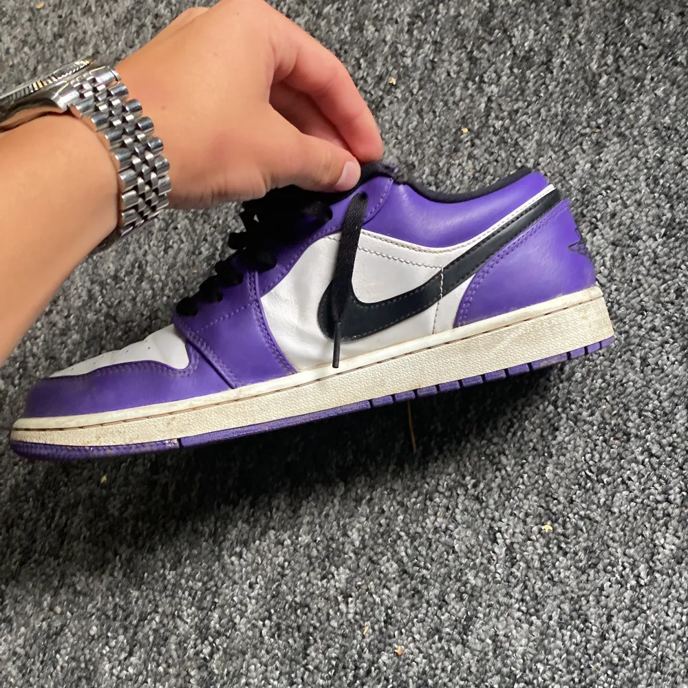 Säljer mina Nike jorda Court purple low då de är förstora. Har inte andvänt dessa skor på ett bra tag och de är i bra skicka finns någon defekt men kan skicka bild på de.. Skor.