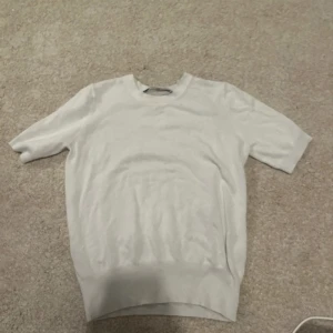 Kortärmad finstickad  - Säljer en jättefin finstickad kortärmad tröja ifrån zara