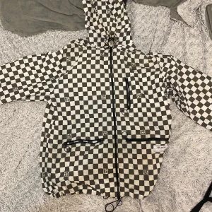 Axel Arigato vindjacka  - Bra skick. Säljs för att jag inte använder längre. Strl M 