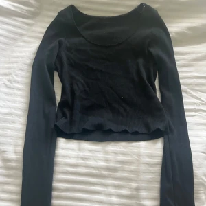Topp från brandy melville  - Jättesöt långärmad topp från brandy melville💞 aldrig använd men prislappen är borta.  