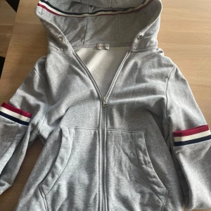 Moncler Zip Hoodie - Bra kvalitet, QR-skanning fungerar, inga tecken på användning! Storleken är M men kan vara lite liten