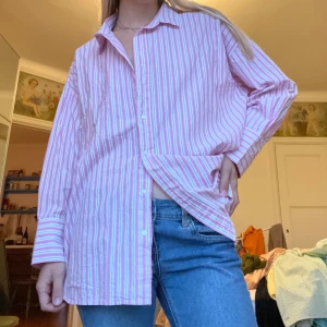 randig skjorta  - Superfin rosa, grön, vitrandig skjorta. I mycket fint skick. Storlek 44 men passar mellan S-L 🤍