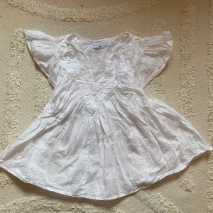 Vit blus  - En fin vit blus, köpt utomlands! Har aldrig kommit till användning och därför i väldigt bra skick! Inga tecken på fläckar eller hål! Skriv vid fler frågor eller funderingar🩷